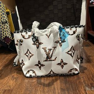 Never gets full shoulder bag! Brand new.  Wrapping intact.